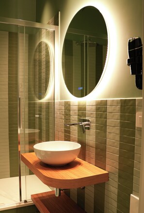 Deluxe tweepersoonskamer, balkon, uitzicht op tuin | Badkamer | Een douche, een regendouche, gratis toiletartikelen, een haardroger