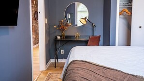 2 bedrooms, desk, iron/ironing board, free WiFi - Stylish 2BR/2BA House in The Grove w/ Free Parking (St. Louis)