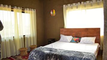 Enkeltrom – comfort, balkong, utsikt mot innsjø | Sengetøy av topp kvalitet, memory foam-senger og individuelt dekorert