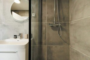 Shower, hair dryer, towels, shampoo