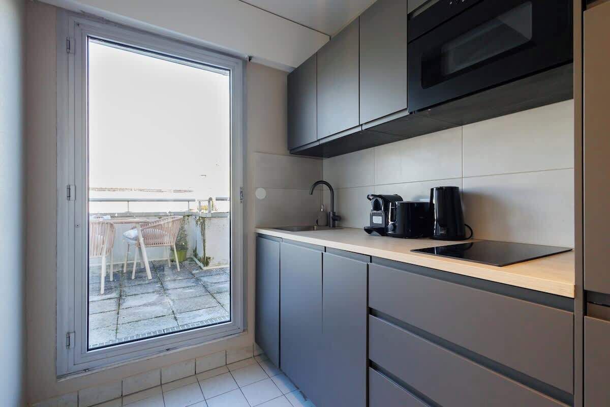 Réfrigérateur, micro-ondes, plaque de cuisson, lave-vaisselle