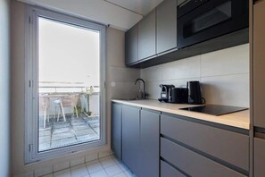 Kylskåp, mikrovågsugn, spishäll och diskmaskin