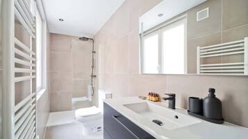 Suihku, hiustenkuivaaja, pyyhkeet