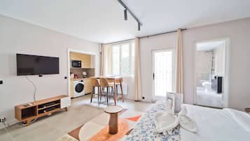 Een strijkplank/strijkijzer, wifi, beddengoed