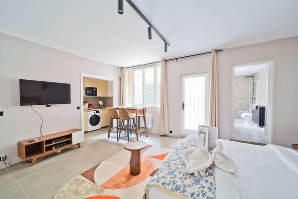 Iron/ironing board, WiFi, bed sheets
