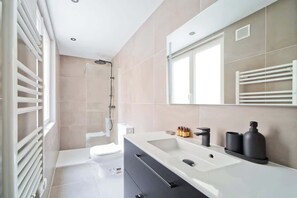 Shower, hair dryer, towels