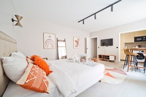 Iron/ironing board, WiFi, bed sheets