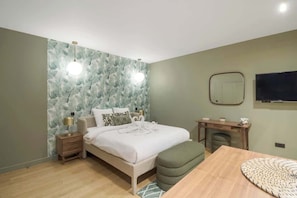 Iron/ironing board, WiFi, bed sheets