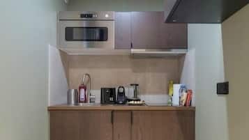 Kjøleskap, mikrobølgeovn, kokeplater og kaffetrakter/tekoker