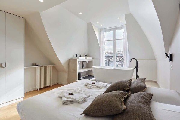 4 bedrooms, iron/ironing board, WiFi, bed sheets