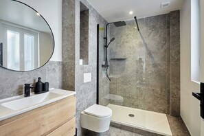 Shower, hair dryer, shampoo - Spacious 3-bedroom apartment - Luxury Trocadero (Paris)