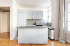 冷蔵庫、電子レンジ、オーブン、コーヒー / ティーメーカー