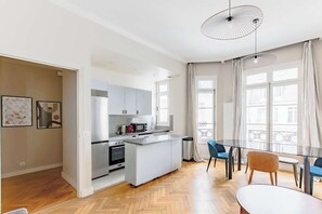 Coffee/tea maker, fridge, microwave, oven