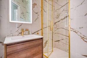 Shower, hair dryer, shampoo - Large apartment 16th (Paris)