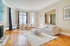 TV, offices - Large apartment 16th (Paris)