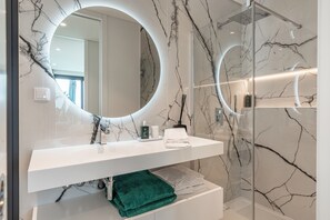 Comfort Villa, Private Pool, Sea View | Bathroom | Shower, hair dryer, bathrobes, towels