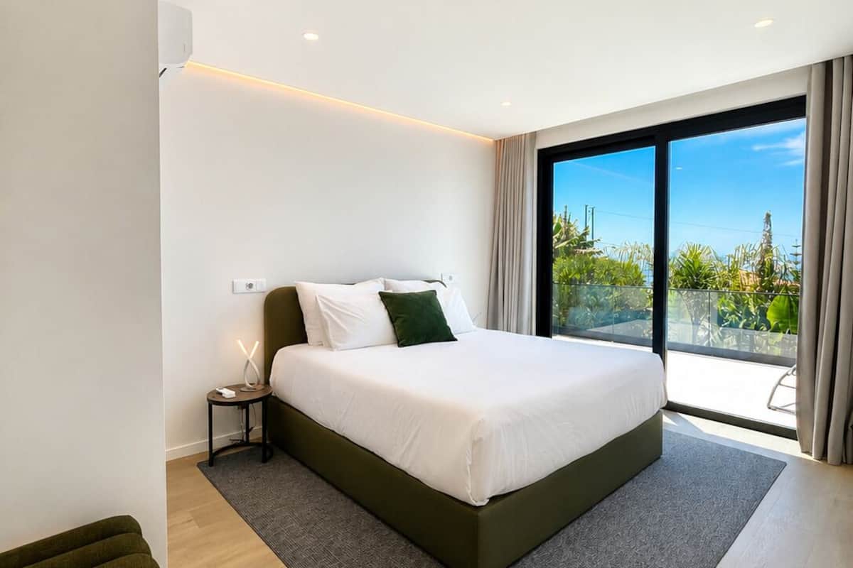 Villa Confort, piscine privée, vue sur la mer | Literie de qualité, lit avec matelas Tempur-Pedic, coffre-fort