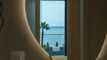 Deluxe-Villa, eigener Pool, Meerblick | Badezimmer | Dusche, Haartrockner, Bademäntel, Handtücher