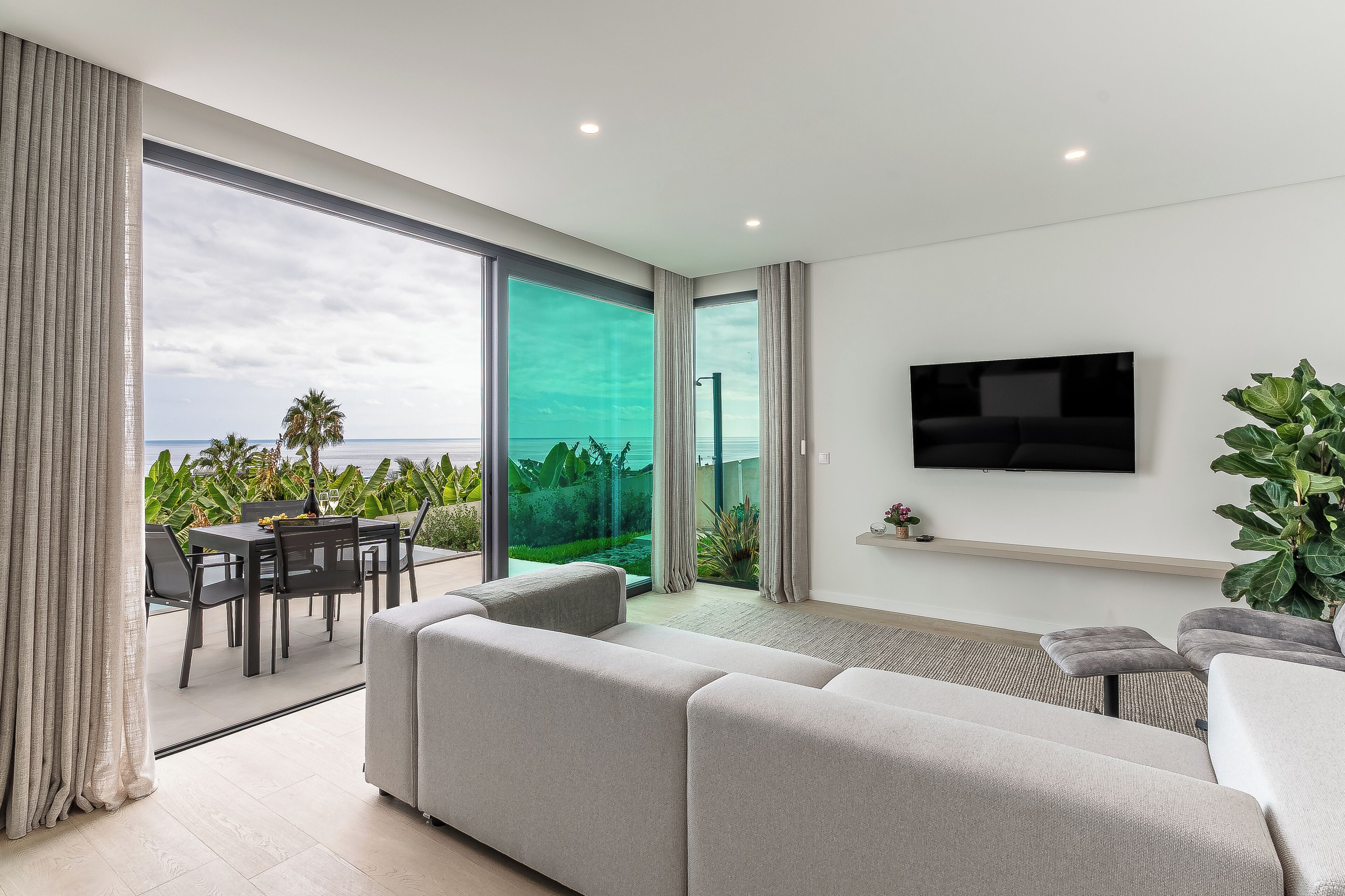 Villa Comfort - privat pool - havsutsikt | Vardagsrum | 90-centimeters platt-tv med kabelkanaler och böcker