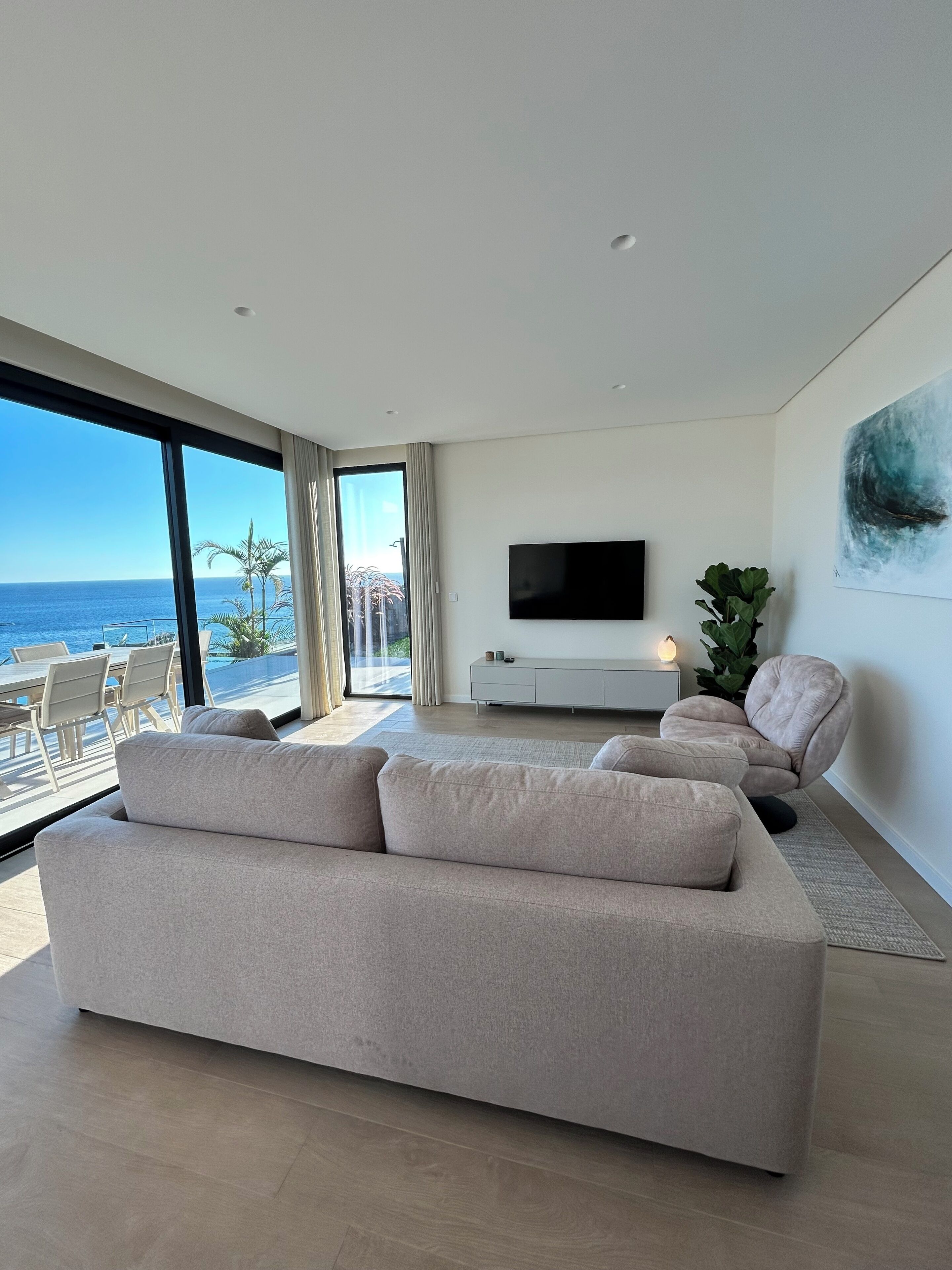 Villa Deluxe - privat pool - havsutsikt | Vardagsrum | 90-centimeters platt-tv med kabelkanaler och böcker