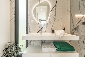 Vila Deluks, kolam renang pribadi, pemandangan laut | Kamar mandi | Shower, pengering rambut, jubah mandi, dan handuk