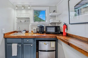 Microwave, coffee/tea maker, toaster, cookware/dishes/utensils - Steps to S6! Firepit, BBQ, Views! - Little House (Pomfret)