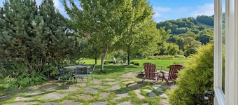 Red Barn Cottage · Firepit & Mountain Views