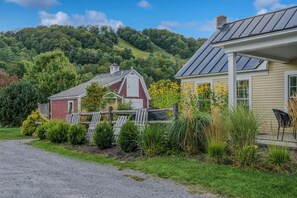 Exterior - Steps to S6! Firepit, BBQ, Views! - Little House (Pomfret)