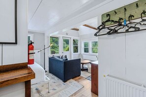 Interior - Red Barn Cottage · Firepit & Mountain Views (Pomfret)