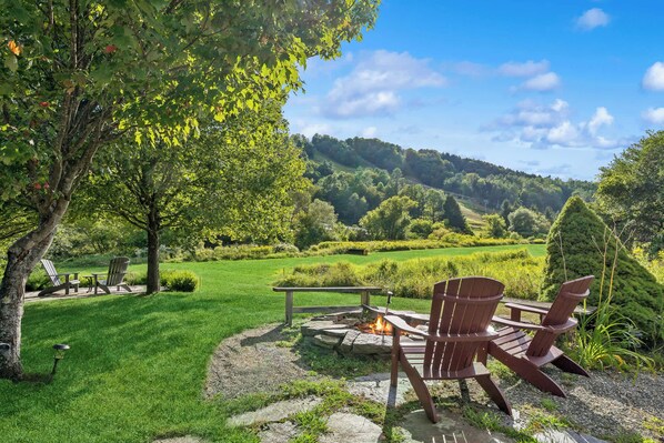 Property grounds - Steps to S6! Firepit, BBQ, Views! - Little House (Pomfret)