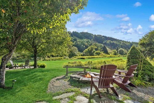 Steps to S6! Firepit, BBQ, Views! - Little House