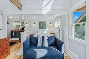 WiFi, bed sheets - Red Barn Cottage · Firepit & Mountain Views (Pomfret)
