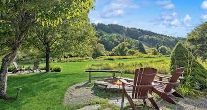 Red Barn Cottage · Firepit & Mountain Views