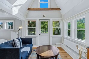 TV - Steps to S6! Firepit, BBQ, Views! - Little House (Pomfret)