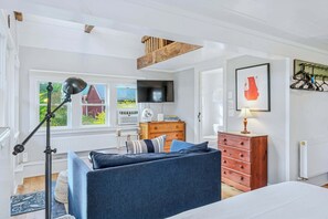 WiFi, bed sheets - Red Barn Cottage · Firepit & Mountain Views (Pomfret)