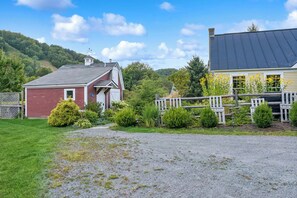 Exterior - Red Barn Cottage · Firepit & Mountain Views (Pomfret)