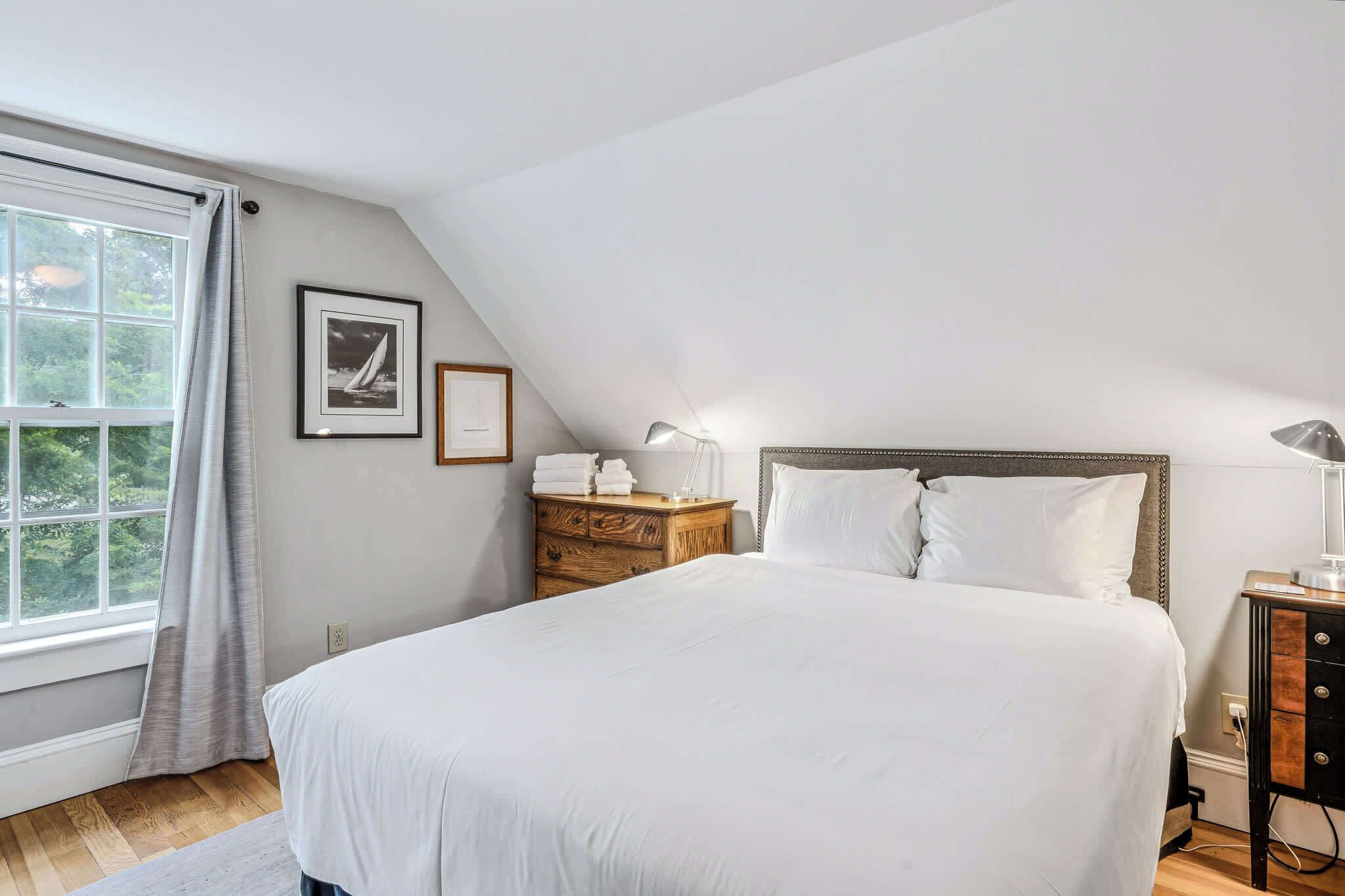 4 bedrooms, desk, iron/ironing board, WiFi