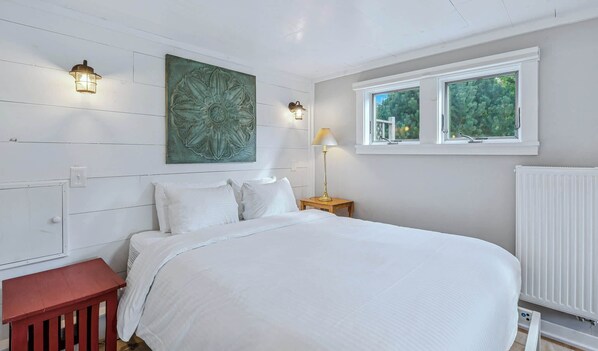 4 bedrooms, desk, iron/ironing board, WiFi