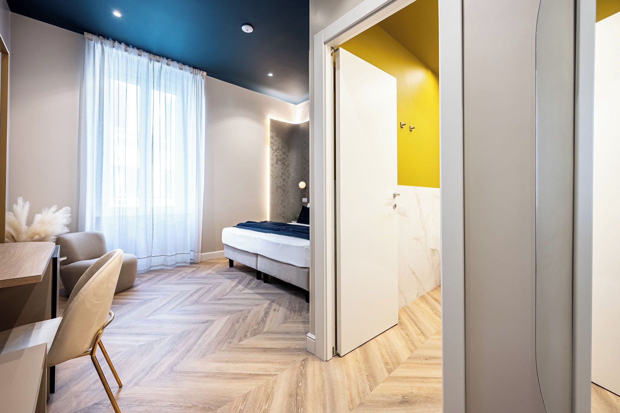 Ein modernes Schlafzimmer mit Bett, Schreibtisch und Stuhl.