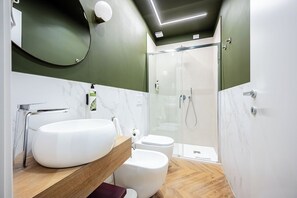 Deluxe Double Room, City View | Bathroom | Slippers - Bea Boutique Hotel (Rome)