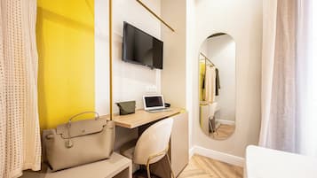 Basic-Doppelzimmer, Blick auf den Innenhof | Zimmersafe, schallisolierte Zimmer, Bügeleisen/Bügelbrett