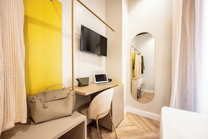Quarto casal básico, vista para o pátio | Cofres nos quartos, quartos à prova de som