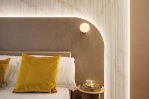 Quarto casal básico, vista para o pátio | Cofres nos quartos, quartos à prova de som