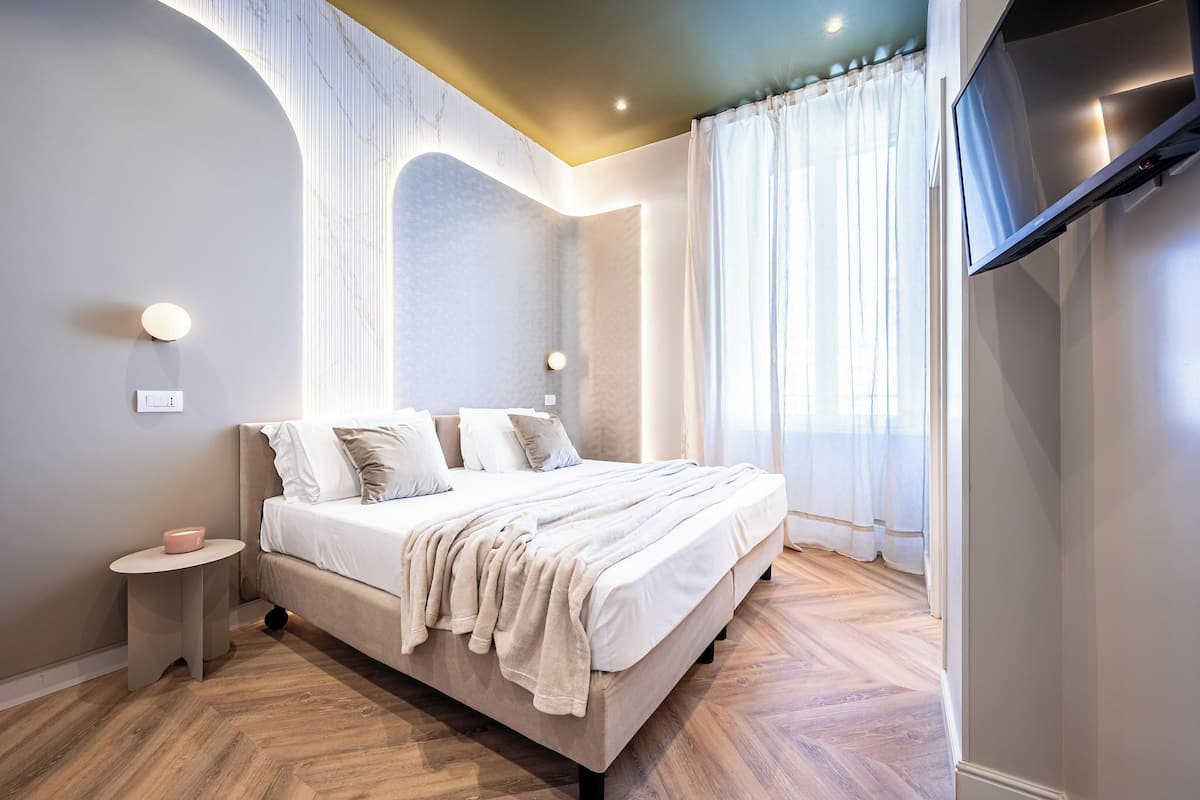 In-room safe, soundproofing, iron/ironing board, free WiFi