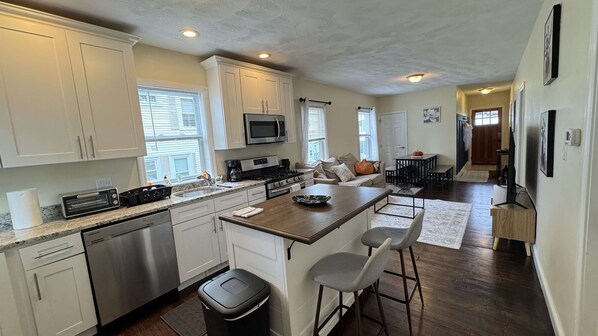 Fridge, microwave, stovetop, dishwasher