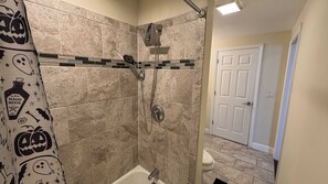 Shower, hair dryer, towels - NEW Downtown Salem Retreat 3BD W/ Parking (Salem)