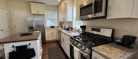 Réfrigérateur, micro-ondes, plaque de cuisson, lave-vaisselle