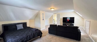 Downtown Salem Retreat 2BD 3rd Floor