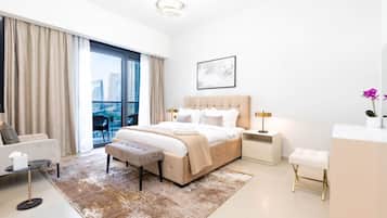 2 soveværelser, pengeskab på værelset, skrivebord, strygejern/strygebræt