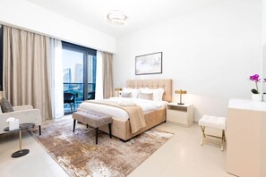 2 makuuhuonetta, tallelokero huoneessa, työpöytä, silitysrauta/-lauta